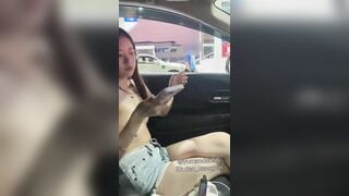 Nong Waen cởi quần áo Đi vào và đổ đầy trạm xăng. Cậu bé trạm xăng trông thật to lớn.