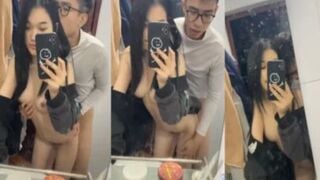 Clip Sex Cặp đôi sinh viên trẻ địt nhau trước gương