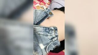 mỗi việc cởi đồ cũng k xong!