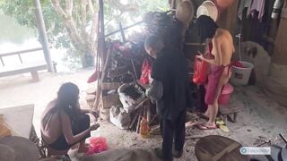 2 e teen dâm đãng khỏa thân giúp cụ ông neo đơn sống 1 mình trg làng nấu ăn mỗi ngày2