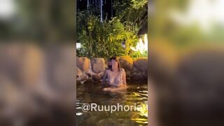 Dâm nữ vú múp to tròn show cặp vú múp public trong bể suối ngoài trời