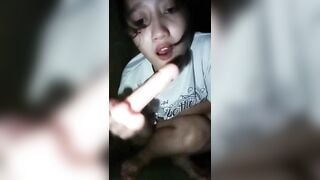 Dâm nữ trốn vào nhà vệ sinh thủ dâm với con cu giả (Teen,loli)