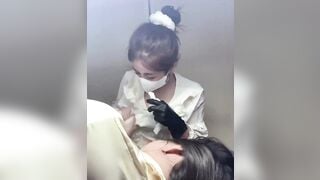 Chỉ là mực dính lên áo thui mà