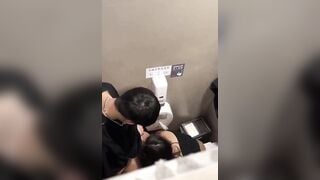 Dì cháu vào trung tâm thương mại tự nhiên dắt nhau vào toilet đụ.