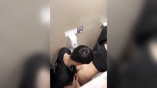 Dì cháu vào trung tâm thương mại tự nhiên dắt nhau vào toilet đụ.