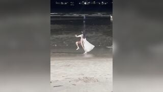 Biển này nổi loạn quá!