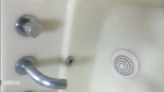Thằng anh kế khốn nạn lừa địt con em mới lớn trong wc