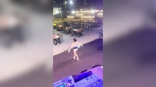 Quán v mà k có khách hả