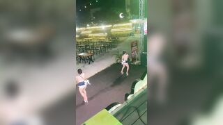 Quán v mà k có khách hả