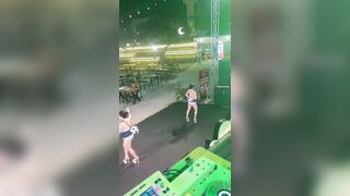 Quán v mà k có khách hả