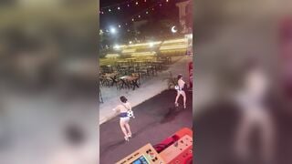 Quán v mà k có khách hả
