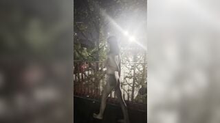 Cùng em teen kính cận xinh dâm nữa đêm từ chung cư ra ngoài đường show hàng public
