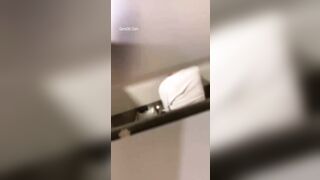Cặp Đôi Địt Nhau Trong Toilet Siêu Thị