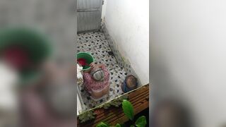 bà rửa chén