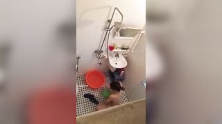 Em hàng xóm tắm da trắng 2