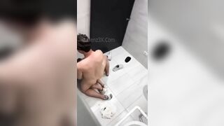 Địt Con Bạn Thân Say Xỉn Trong Toilet