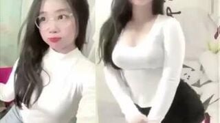 Em Hàng Múp Xinh Gầm Cao Máy Thoáng Lồn Sạch Sẽ