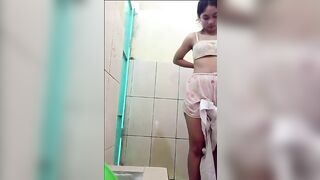 Các cháu mới lớn sở thích khoe lồn và bị địt nát lồn