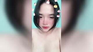 Em Phương Trâm xinh thủ dâm nhưng vếu hơi mướp.