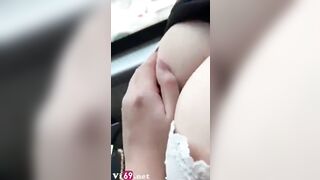 Nghịch vú em bên cạnh trên xe khách
