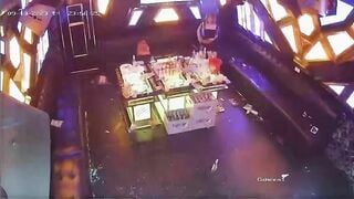 Gạ em nhân viên karaoke làm 1 nháy ngay trong phòng luôn