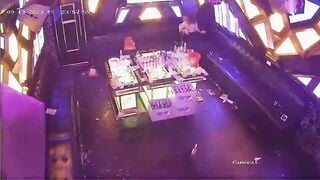 Gạ em nhân viên karaoke làm 1 nháy ngay trong phòng luôn
