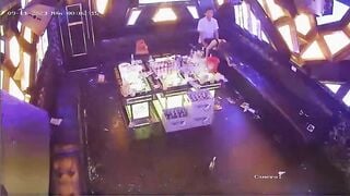 Gạ em nhân viên karaoke làm 1 nháy ngay trong phòng luôn