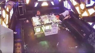 Gạ em nhân viên karaoke làm 1 nháy ngay trong phòng luôn