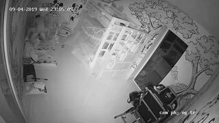Vợ chồng đang địt nhau thì mẹ đi vào