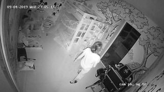Vợ chồng đang địt nhau thì mẹ đi vào