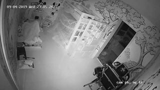 Vợ chồng đang địt nhau thì mẹ đi vào