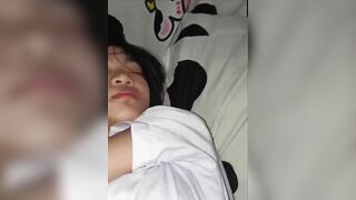 con em đi học về mệt quá lăn ra ngủ và cái kết