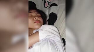 con em đi học về mệt quá lăn ra ngủ và cái kết