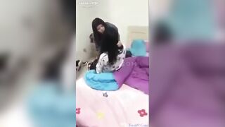 Đánh đập rồi hấp diêm tập thể em gái mới lớn đi làm xa