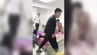 Đánh đập rồi hấp diêm tập thể em gái mới lớn đi làm xa