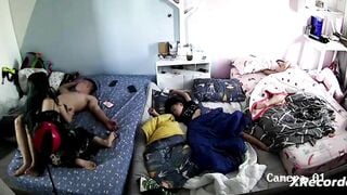 Nứng quá rồi dù sợ các con dậy nhưng nhún cỡ