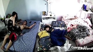 Nứng quá rồi dù sợ các con dậy nhưng nhún cỡ