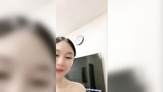 2 chị em rủ nhau ra khách sạn thủ dâm cùng nhau