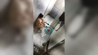 quay lén em hàng xóm thủ dâm lên đỉnh trong phòng tắm
