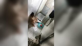 quay lén em hàng xóm thủ dâm lên đỉnh trong phòng tắm