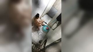 quay lén em hàng xóm thủ dâm lên đỉnh trong phòng tắm