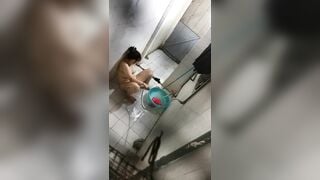 quay lén em hàng xóm thủ dâm lên đỉnh trong phòng tắm