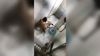 quay lén em hàng xóm thủ dâm lên đỉnh trong phòng tắm