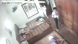 hack cam gặp ngay em học sinh đang thay đồ để đi học