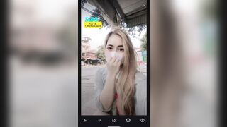 Kiếm tiền bất chấp luôn. Em gái vác ghế ra cửa nhà ngồi live khi xe cộ đi qua lại