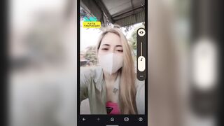 Kiếm tiền bất chấp luôn. Em gái vác ghế ra cửa nhà ngồi live khi xe cộ đi qua lại