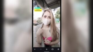 Kiếm tiền bất chấp luôn. Em gái vác ghế ra cửa nhà ngồi live khi xe cộ đi qua lại