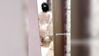 Vô tình quay lén chị gái đi tắm quên đóng cửa