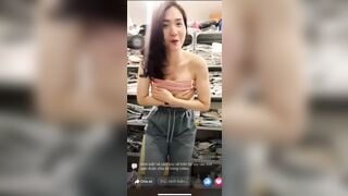Vô tình lộ hàng khi  live, xem đã con mắt lắm