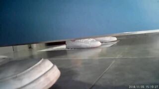Thanh niên quay lén wc xém bị phát hiện
